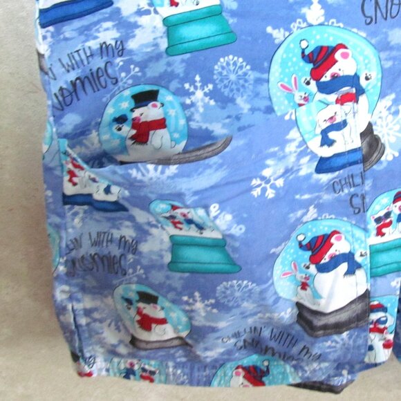 Scrub top winter theme - Picture 7 of 10